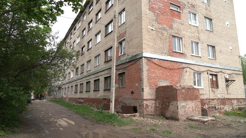 Вода идет с 5 по 1 этаж: в Новомосковске старое общежитие «идет ко дну»