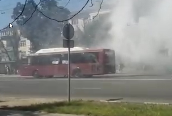 В центре Тулы загорелся автобус с пассажирами