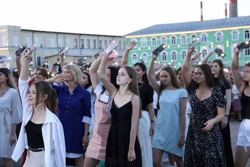 На Казанской набережной в Туле прошел Бал выпускников-2022