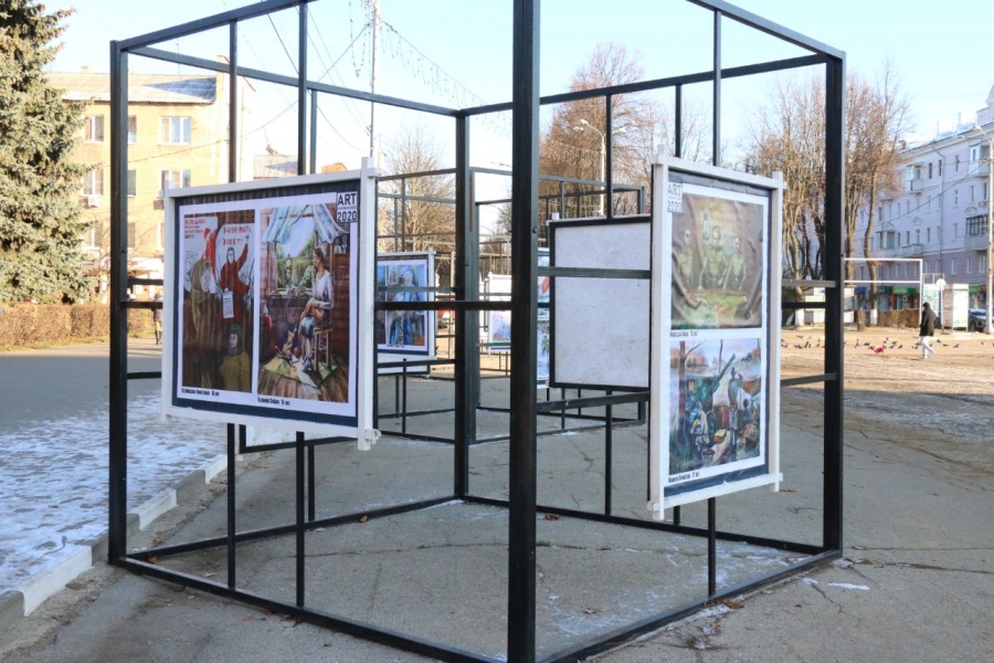 На городской площади Новомосковска открылась необычная выставка