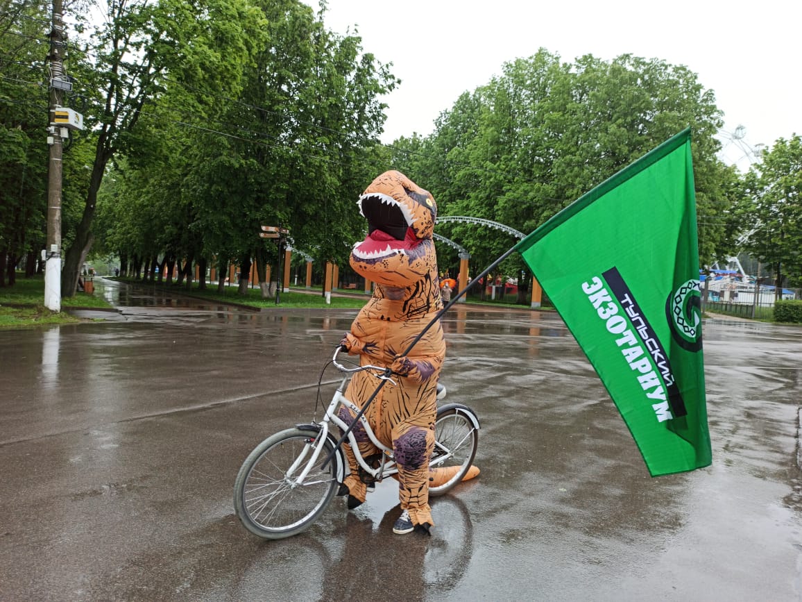 По тульскому Центральному парку проехал тираннозавр на велосипеде