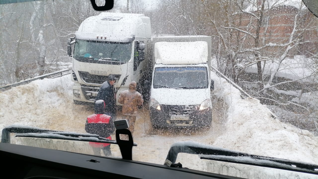 В Тульской области 6 большегрузов почти на сутки застряли на заснеженной дороге