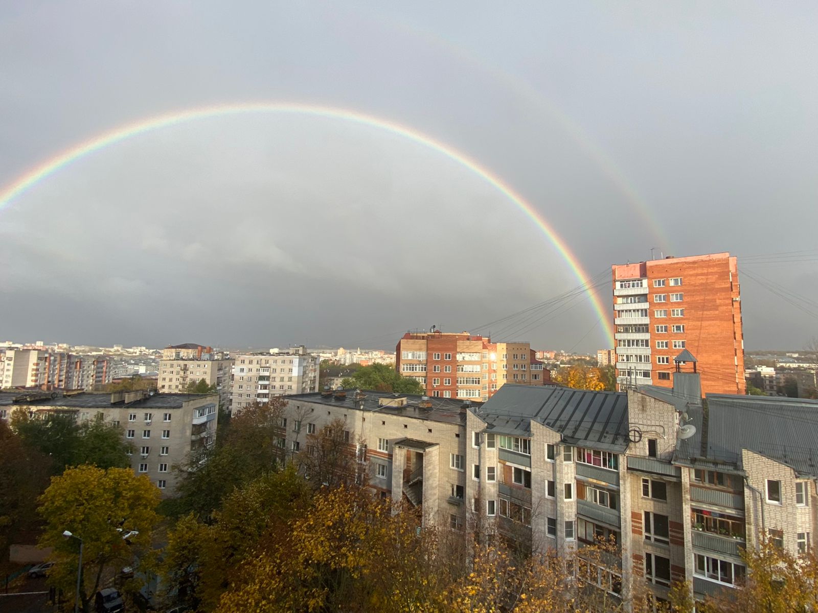 Над тулой. Радуга в небе над городом Октябрьский РБ. Радуга появляется. Радуга в городе Октябрьский РБ. Тула осенью.