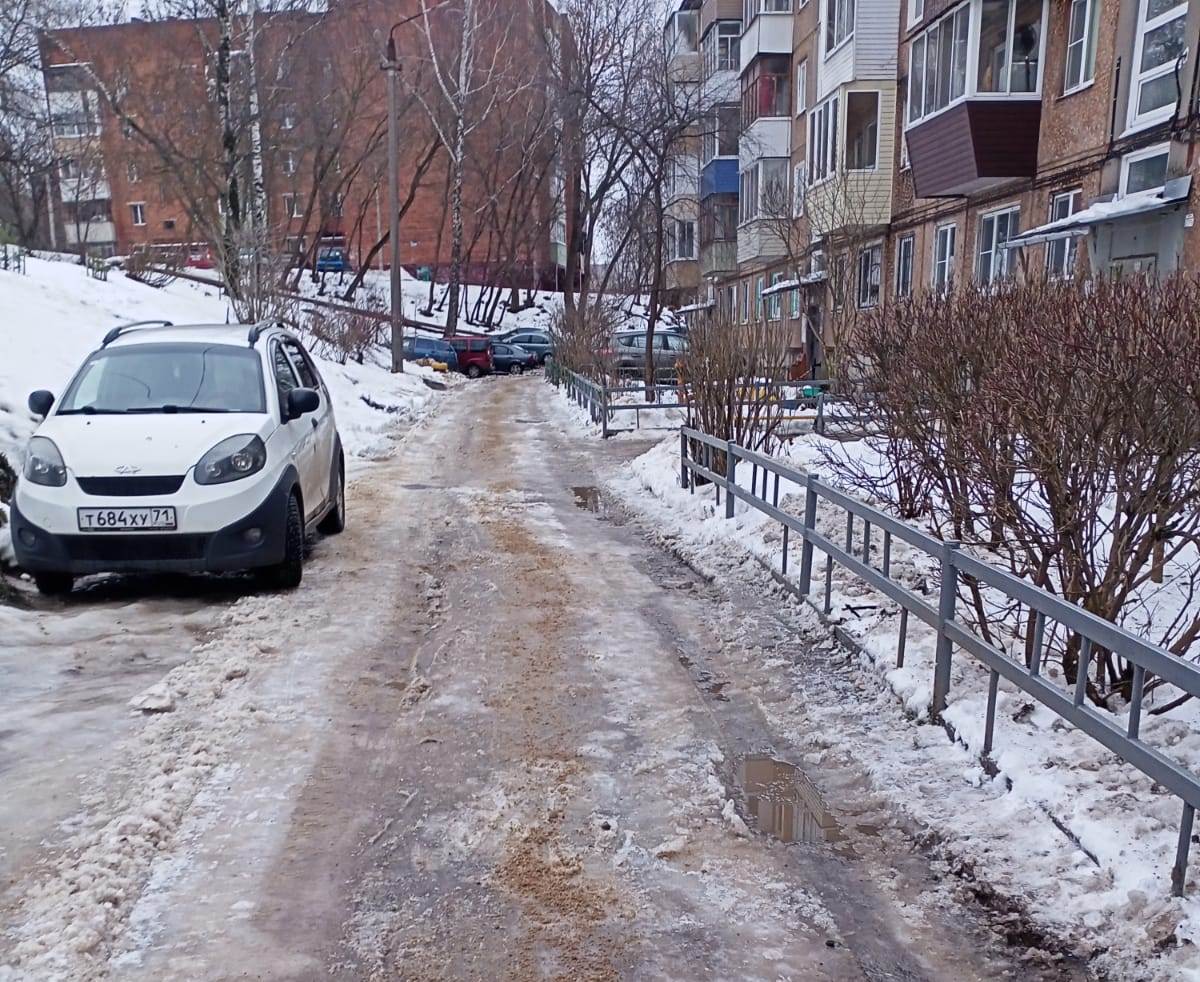 Прокуратура проверяет уборку снега возле дома №12 на ул. Приупской в Туле |  25.12.2022 | Тула - БезФормата