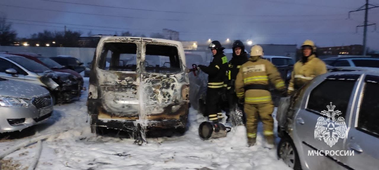 На Рязанской улице в Туле утром загорелись 13 автомобилей