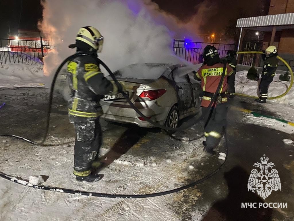 В Новомосковске двое неизвестных напали на девушку и сожгли ее автомобиль