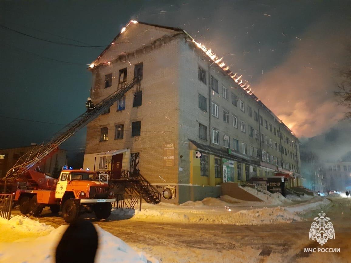 В Ясногорске загорелось бывшее общежитие