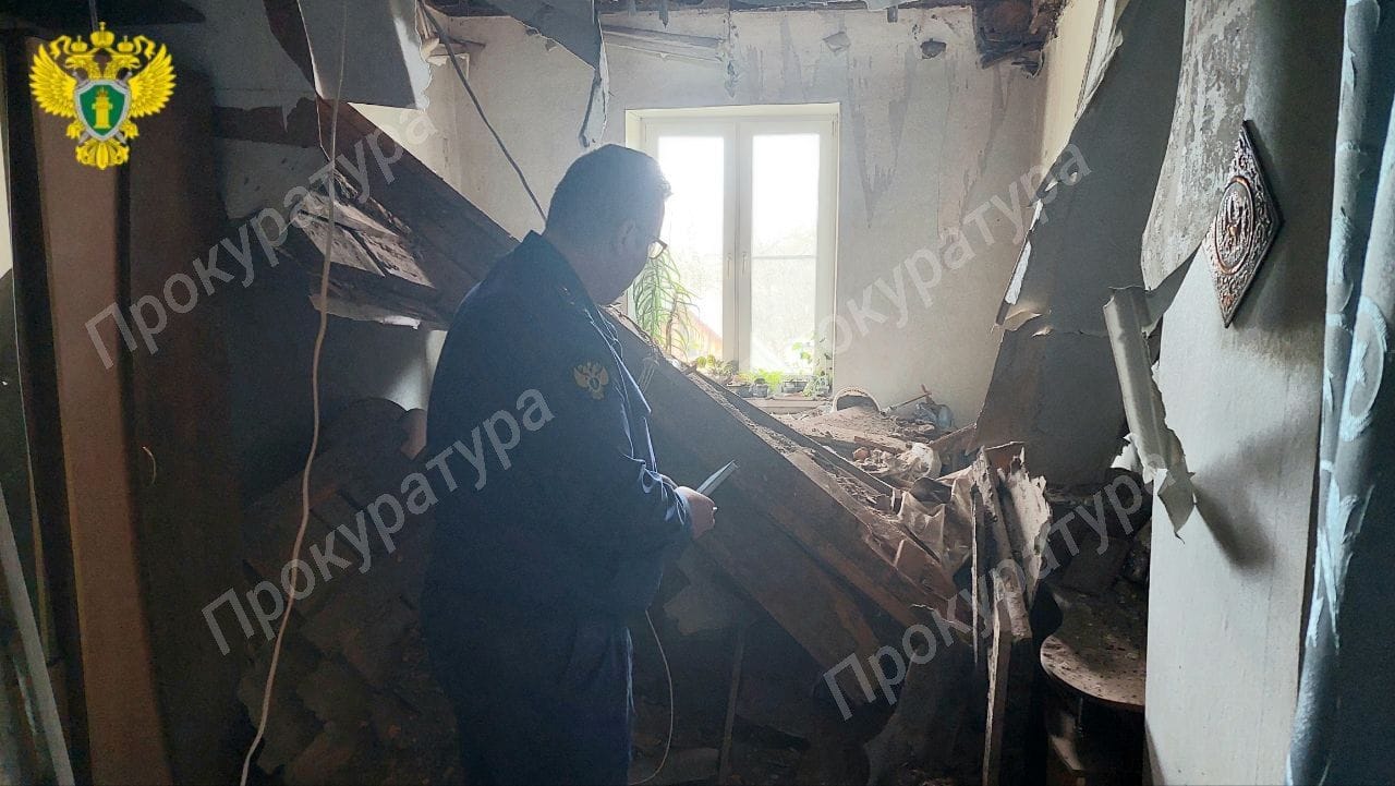 В двухэтажном доме в Алексине обрушился потолок