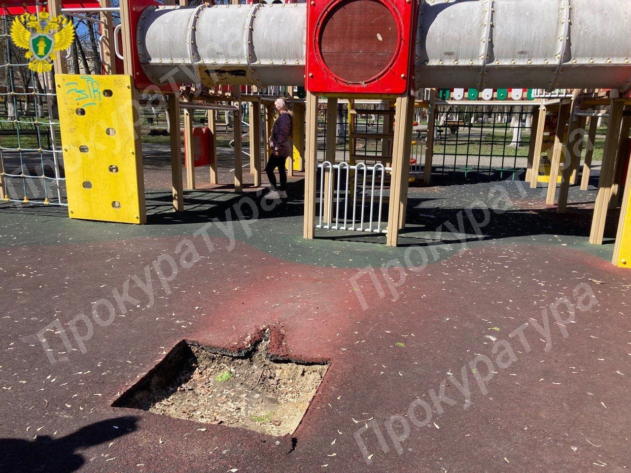 На детских площадках в Богородицке нашли опасные нарушения