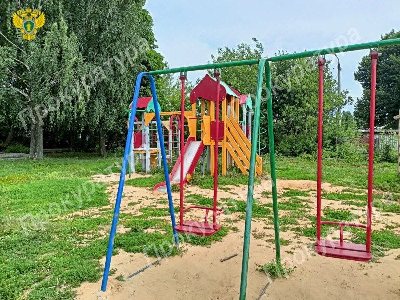 В Воловском районе демонтируют опасную детскую площадку