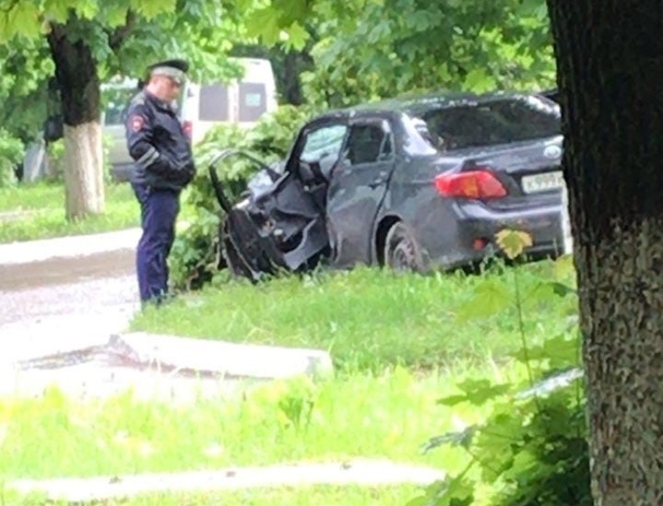 В Щекинском районе Toyota врезалась в дерево: водитель госпитализирован