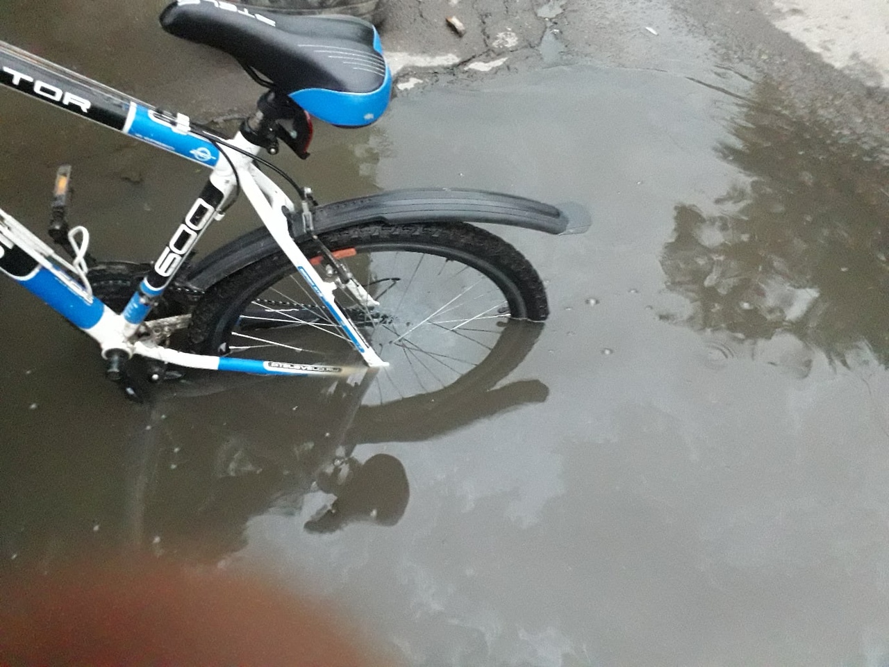 В дорожной яме около автовокзала туляк чуть не оставил колесо от велосипеда и физическое здоровье