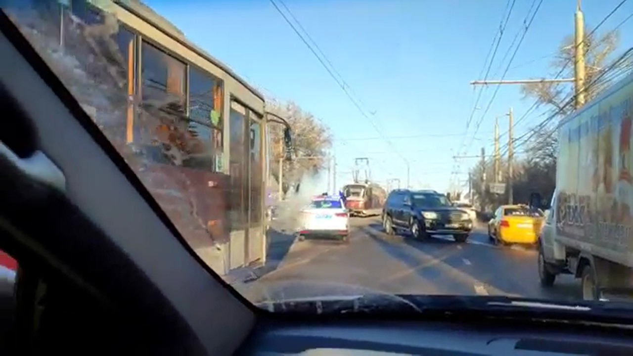 На улице Советской в Туле из-за ДТП встали трамваи