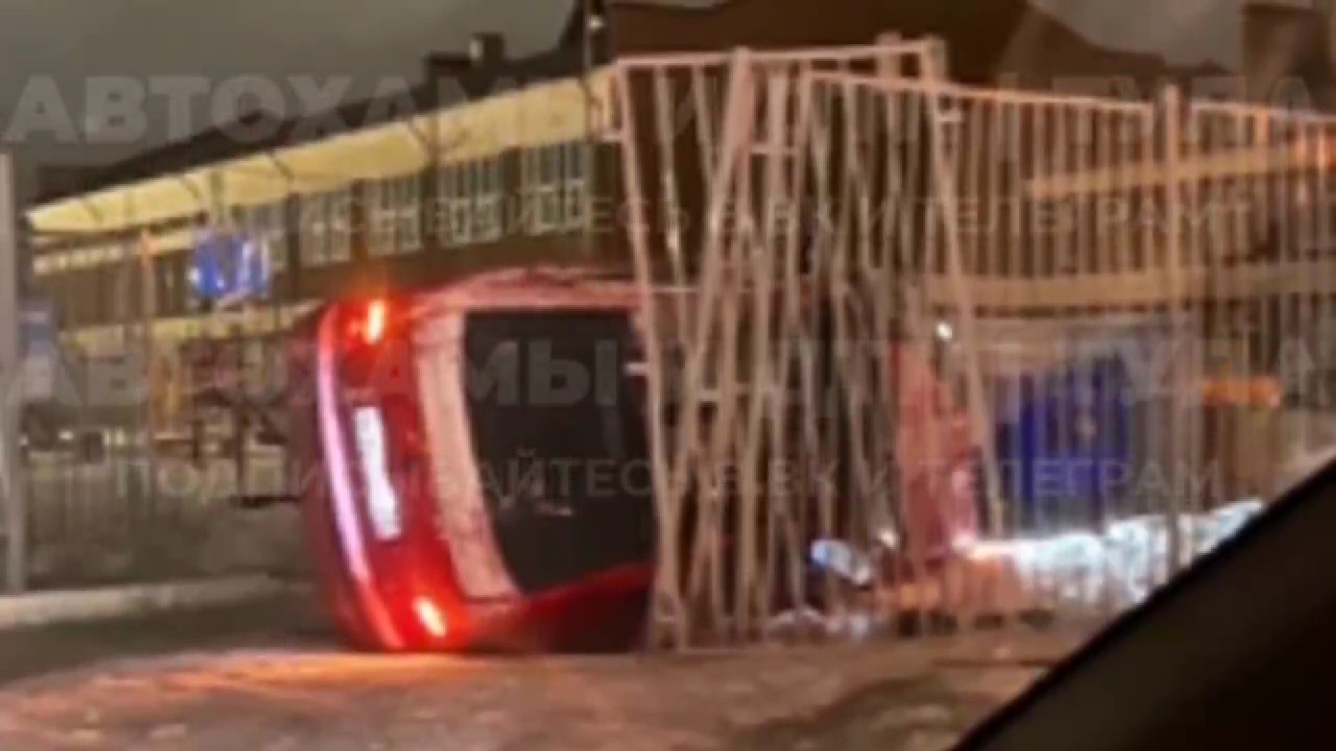 В новогоднюю ночь в Туле водитель врезался в ворота школы