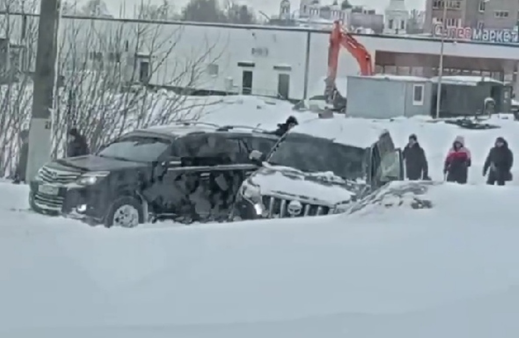 Завирусилось видео столкновения двух внедорожников на трамвайных путях в Туле