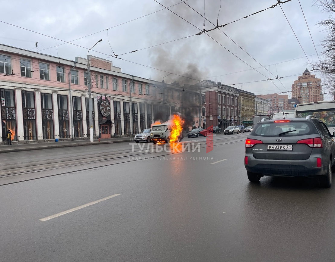 Напротив Белого дома в Туле загорелась 