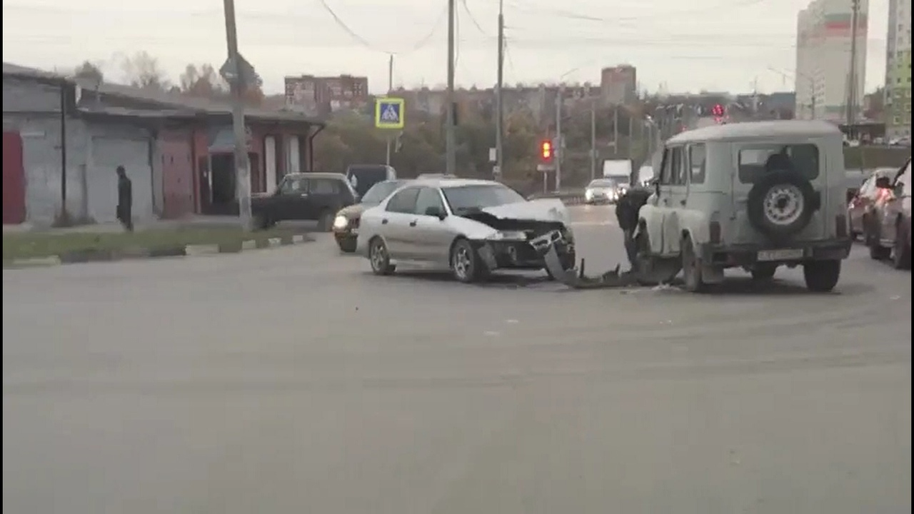 В Туле "УАЗ" и легковушка не поделили дорогу