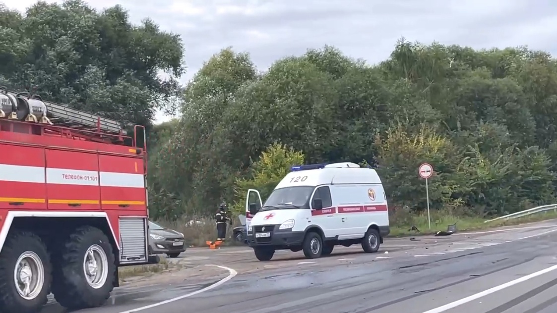 В Узловском районе столкнулись легковушка и машина скорой помощи