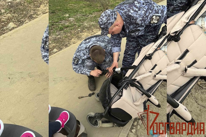 Тульские росгвардейцы починили коляску женщине с ребенком