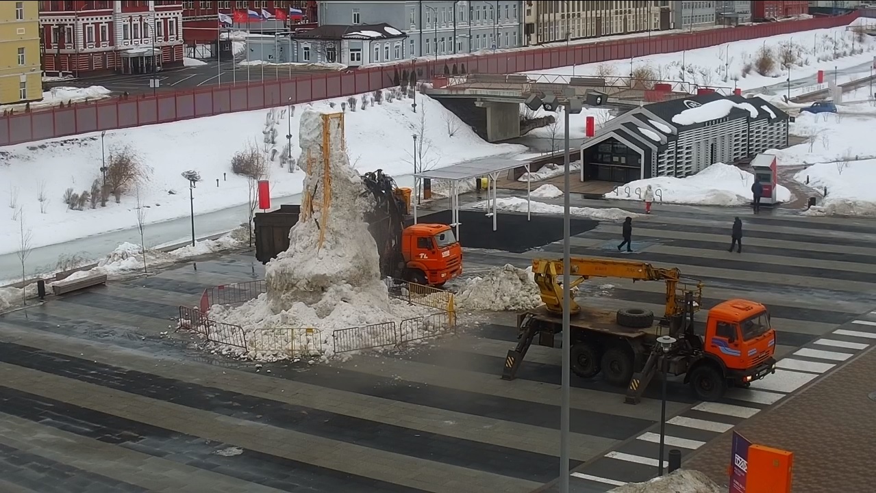 Снеговик на Казанской набережной не 