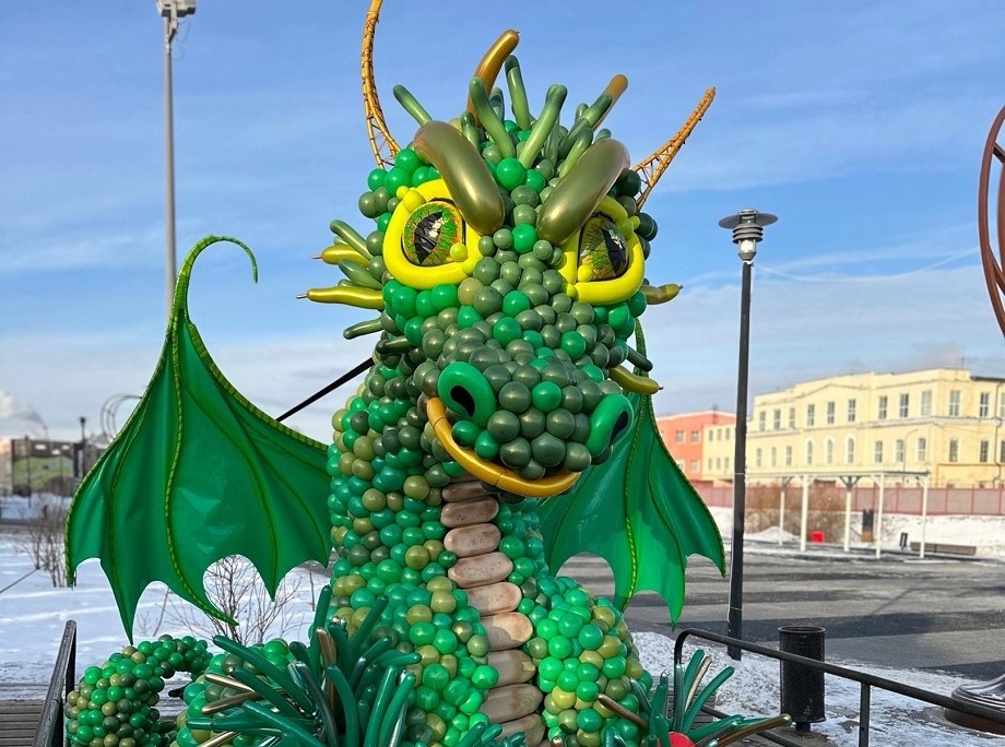 На Казанской набережной в Туле установили Зеленого Дракона