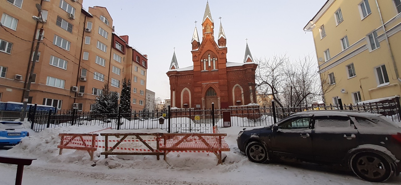 В Туле коммунальные рабочие заблокировали вход в католический храм Апостолов Петра и Павла