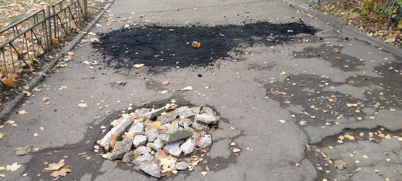 "Ремонт" в Туле: засыпать ямы в асфальте строительным мусором попросила старшая по дому 