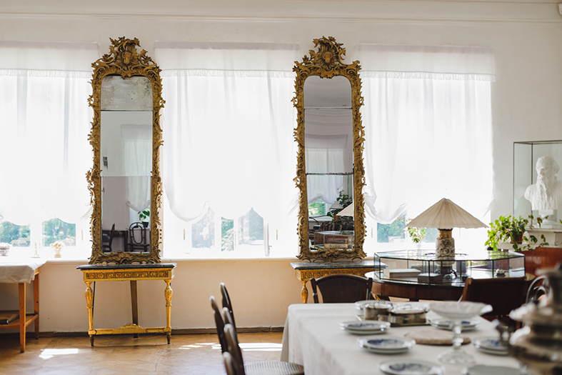 Зеркала из Дома Толстого в Ясной Поляне отправились на реставрацию в Санкт-Петербург