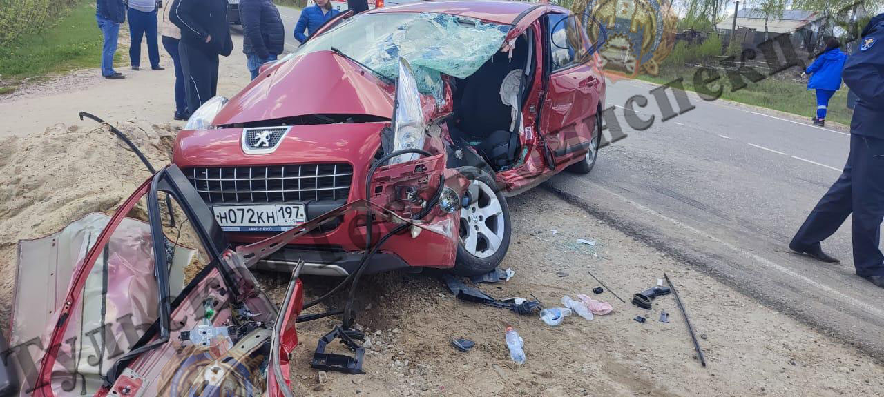 В Ясногорском районе из-за ДТП с КАМАЗом водитель и пассажир Peugeot попали в больницу
