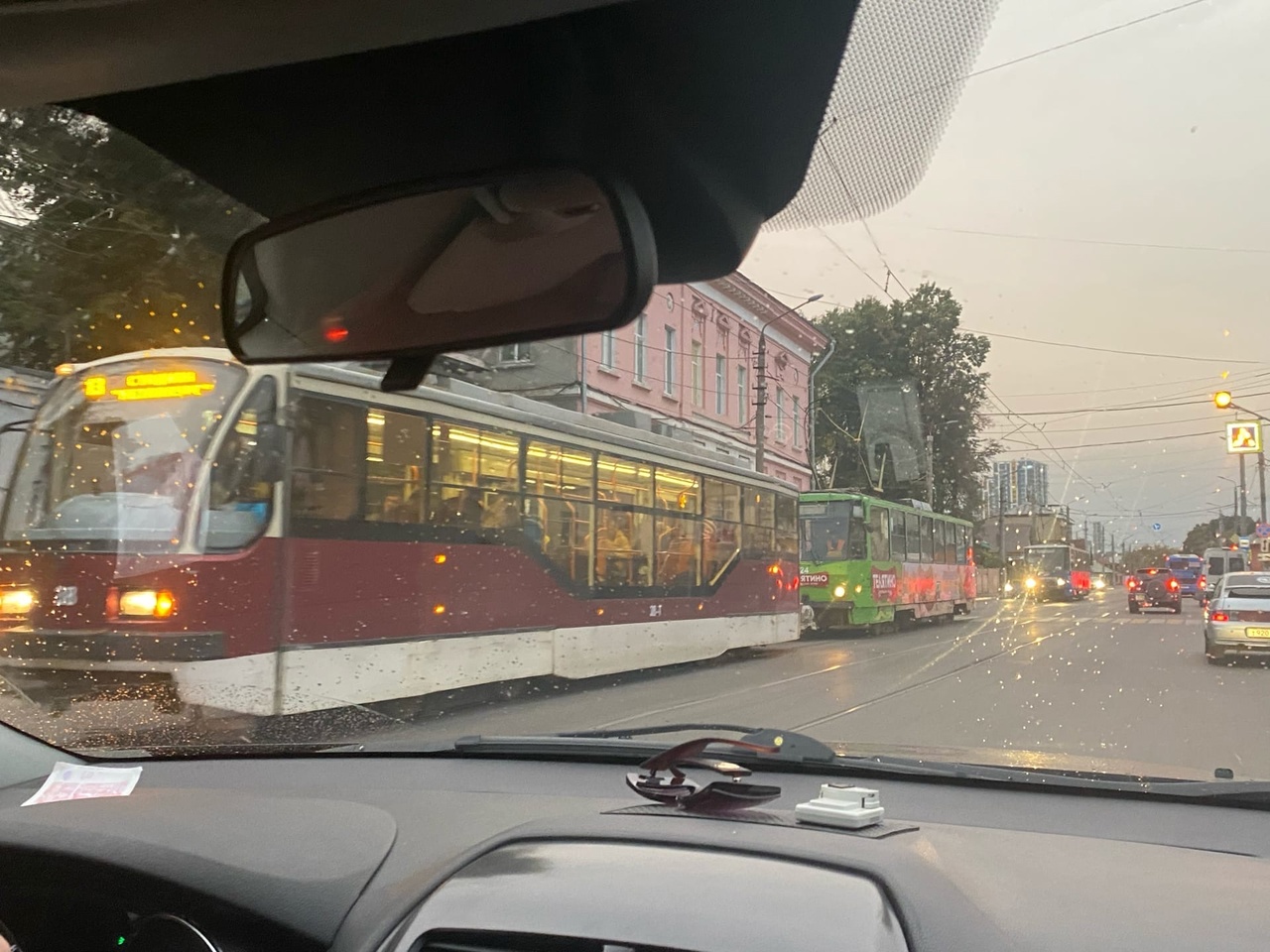 В Туле две легковушки столкнулись на трамвайных путях