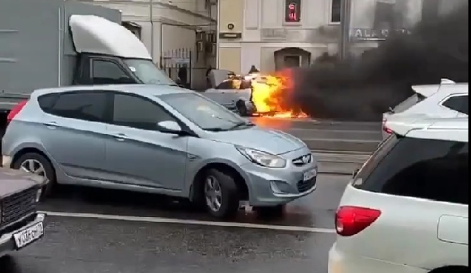 На улице Советской в центре Тулы загорелась машина