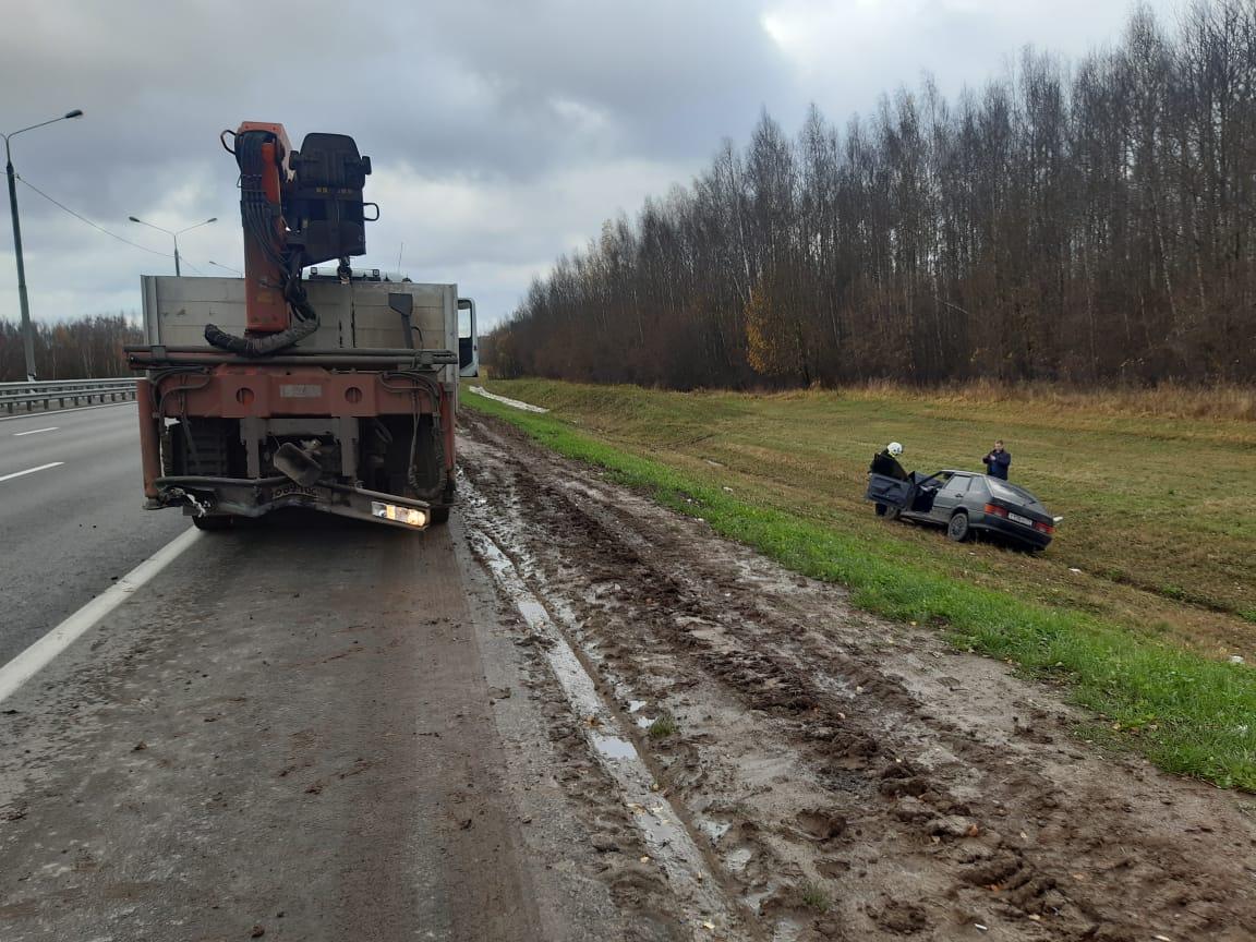 Под Тулой водитель «ВАЗа» уснул за рулем и врезался в грузовик