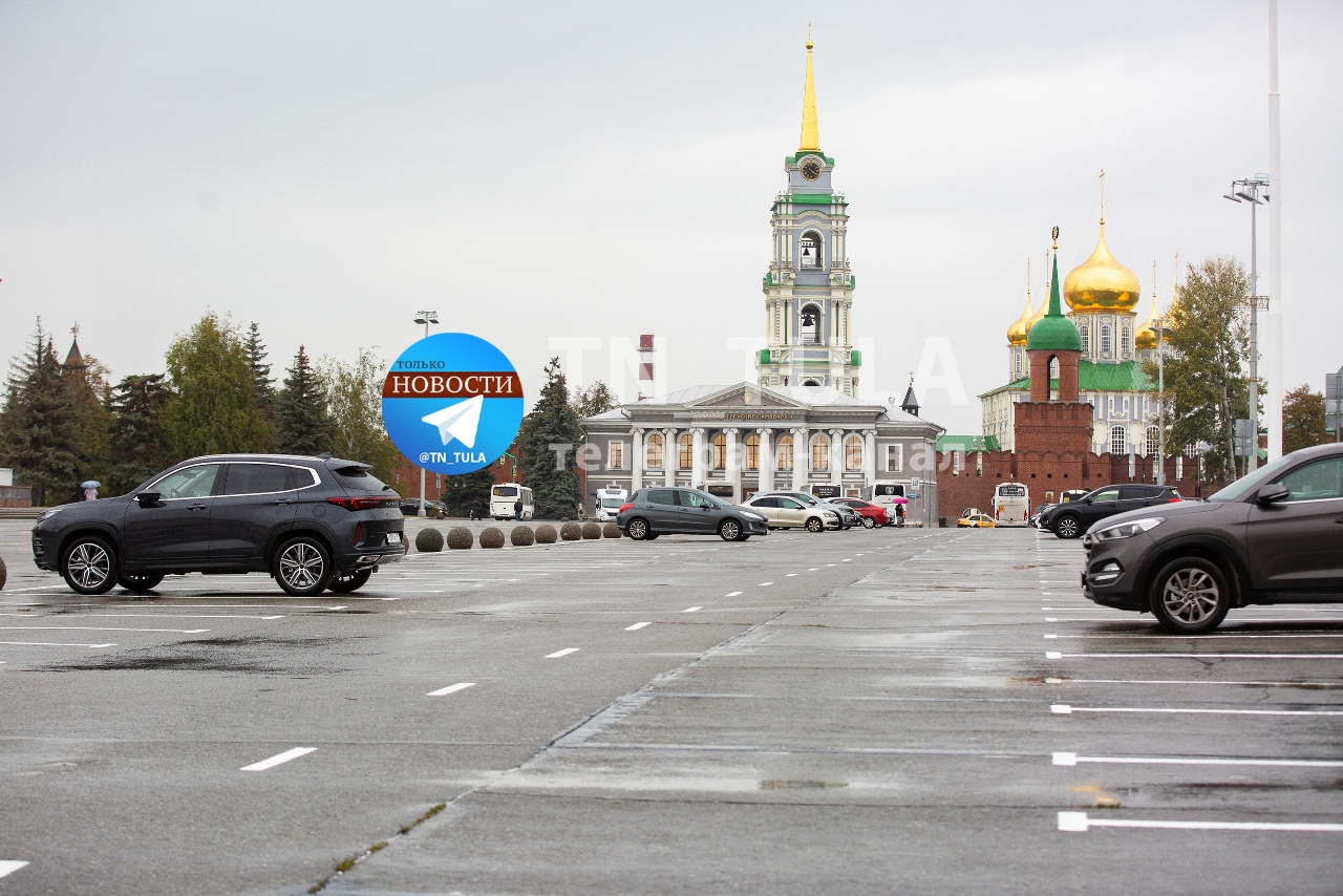 На новой парковке на площади Ленина в Туле начали оставлять машины
