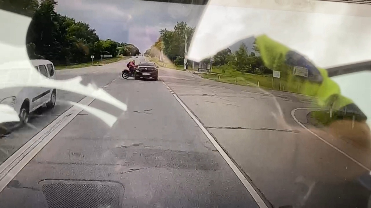 В Тульской области столкновение мотоцикла с иномаркой попало на видео