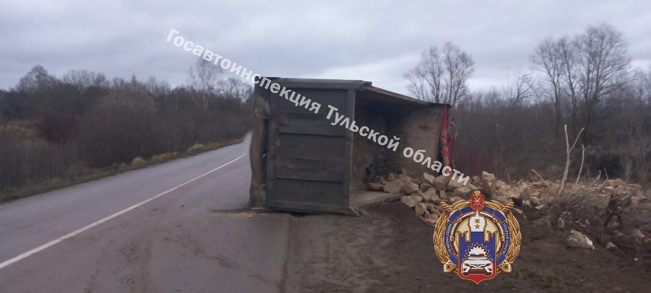 Под Тулой на «Золотом кольце» перевернулся грузовик с булыжниками